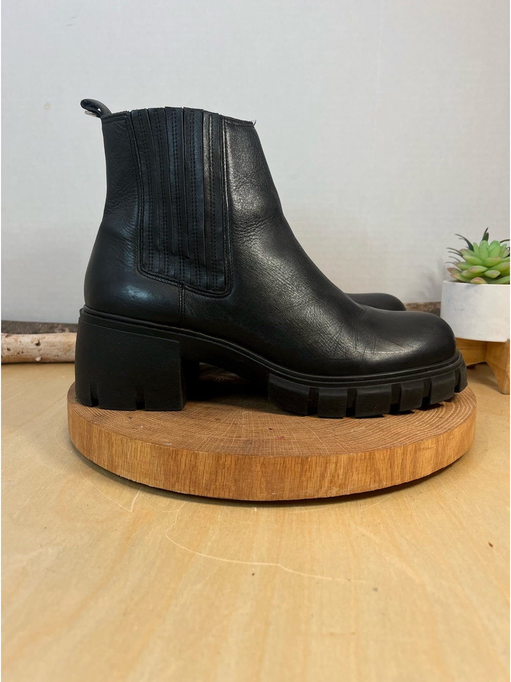 Steve Madden Rankel Black Leather Lug Sole Chelsea Brazil Made Boot Size 9.5